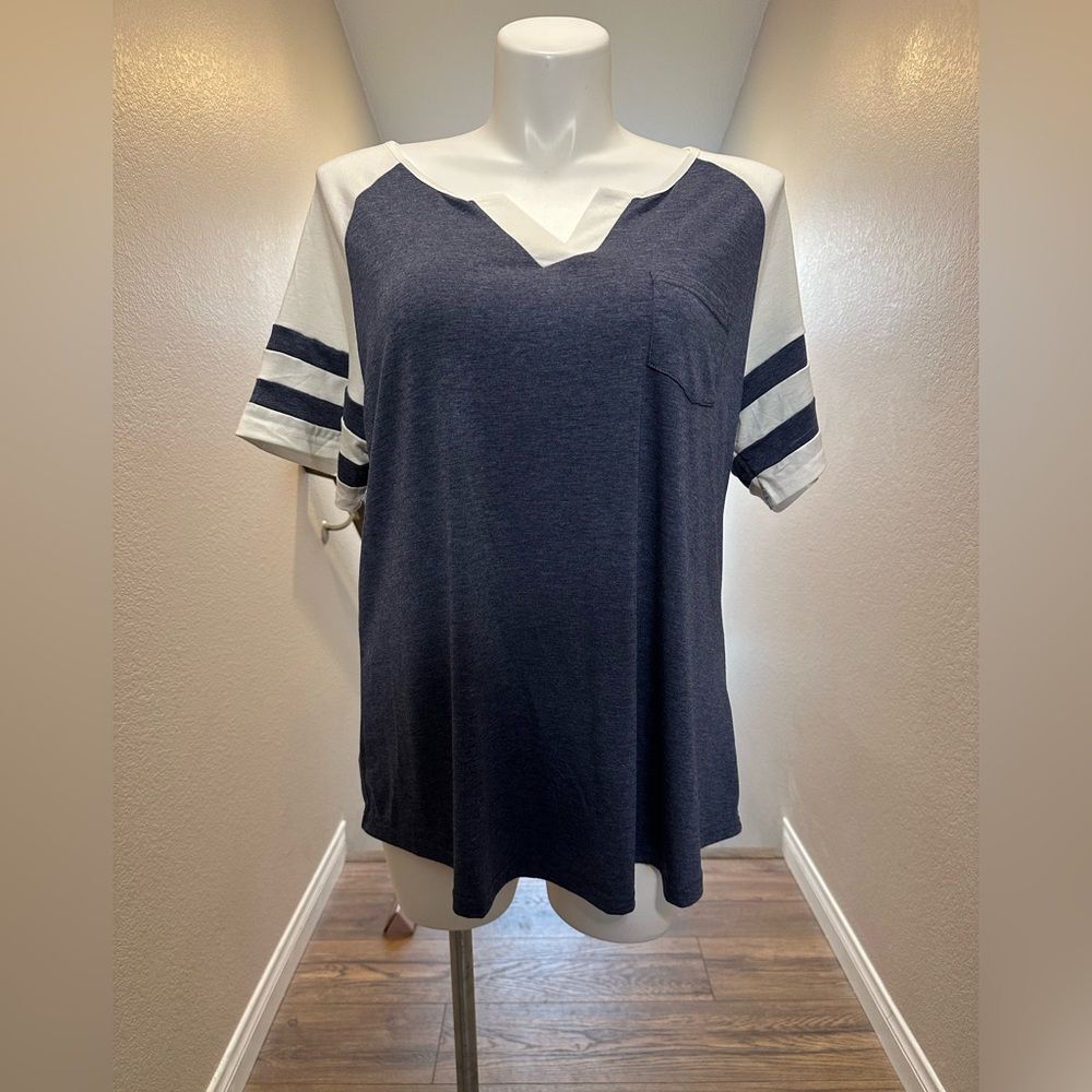 Vislily Woman’s Jersey Top NWT Blue White 18W